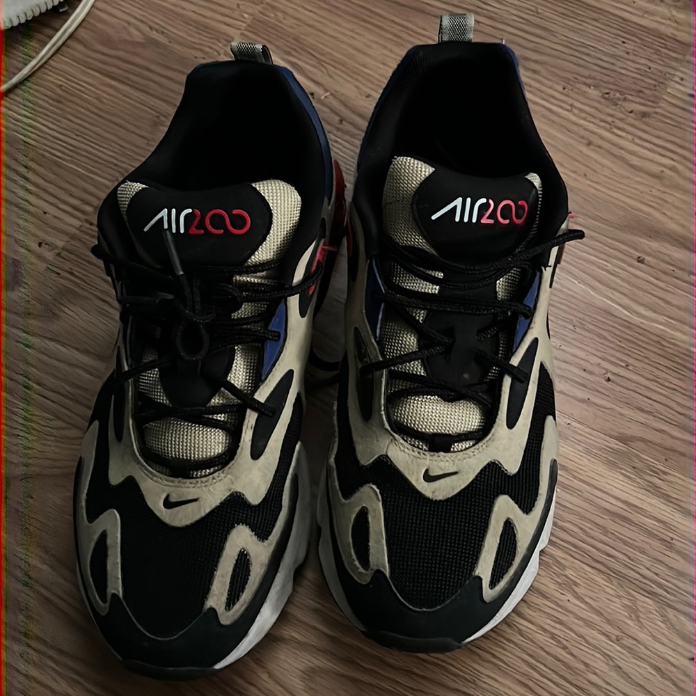 The colors are a cream black, red, white and Size 11